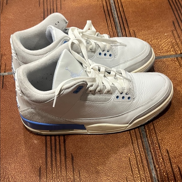Jordan Athletic Shoes White and Blue - Picture 4 of 5